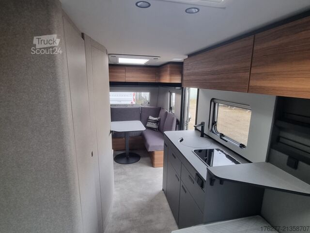 Путешествующий автоприцеп (туристический караван) Eriba NovaLine 495