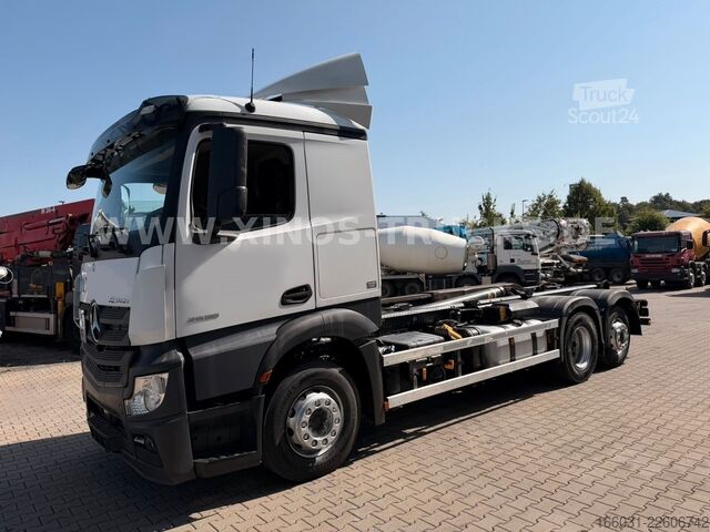 Tovornjak s kavljem za kontejnerje MERCEDES-BENZ Arocs 2636 6X2 Meiller Abroller - Lift/steering