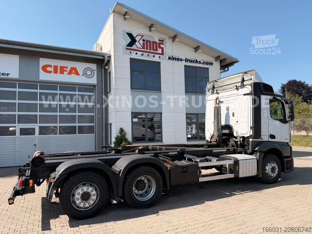 Tovornjak s kavljem za kontejnerje MERCEDES-BENZ Arocs 2636 6X2 Meiller Abroller - Lift/steering