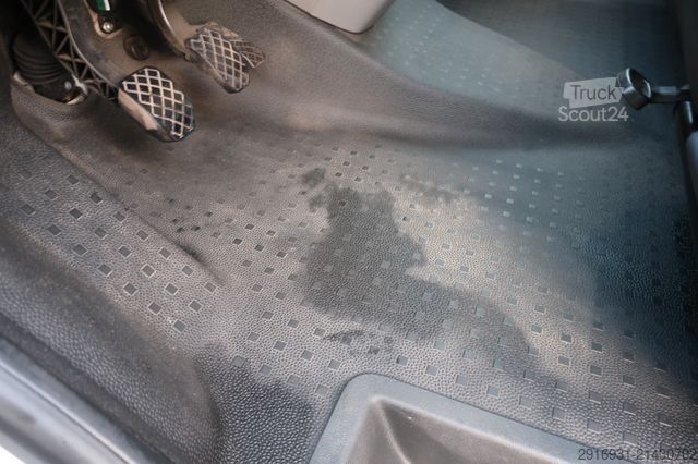 Minibus VOLKSWAGEN T6.1 Transporter Kombi FWD/9 Sitze/Klima/FN:180