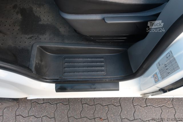 Minibus VOLKSWAGEN T6.1 Transporter Kombi FWD/9 Sitze/Klima/FN:180