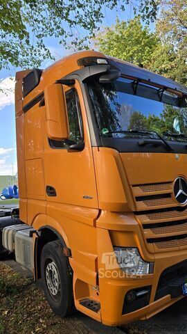 стандартний тягач Mercedes-Benz Actros 1845