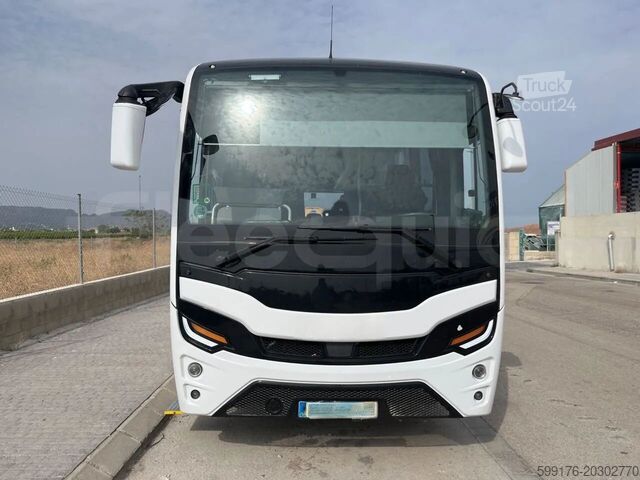 Туристический автомобиль Isuzu Grand Toro