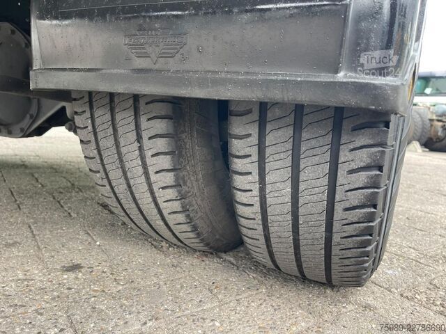 Furgão de painéis Iveco Daily 72C18  FRC 02/2028 meat vlees rails LAMBE...