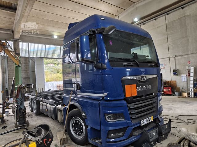 φορτηγό με επίπεδη καρότσα MAN TGS 26.470