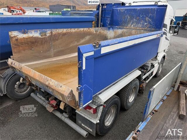 Ανατρεπόμενο φορτηγό Scania R560 6x2 tipper equipped for snowplowing, with und