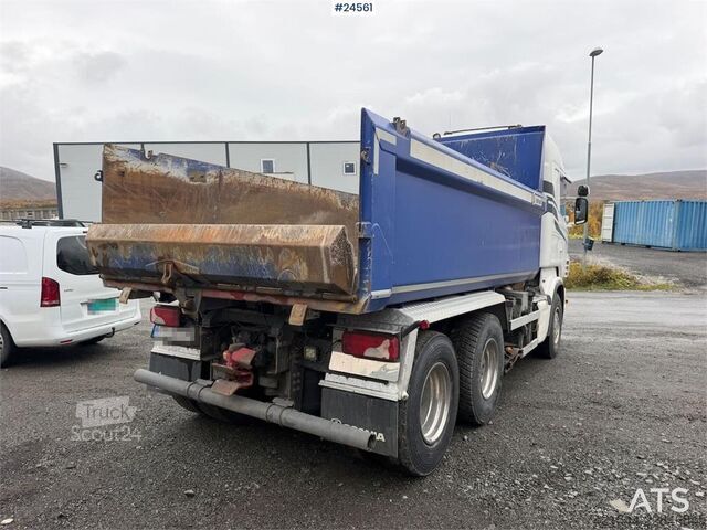 Ανατρεπόμενο φορτηγό Scania R560 6x2 tipper equipped for snowplowing, with und