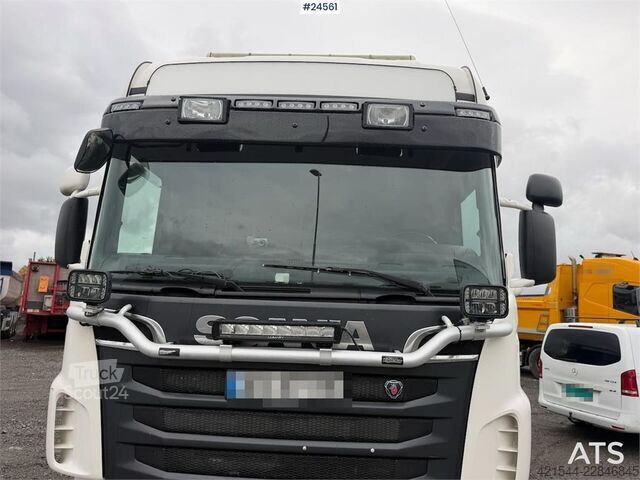 Ανατρεπόμενο φορτηγό Scania R560 6x2 tipper equipped for snowplowing, with und