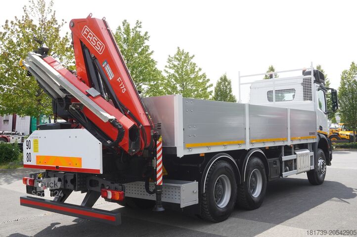Brede zijde met HDS Mercedes-Benz Arocs 2633 flatbed truck / Crane FASSI
