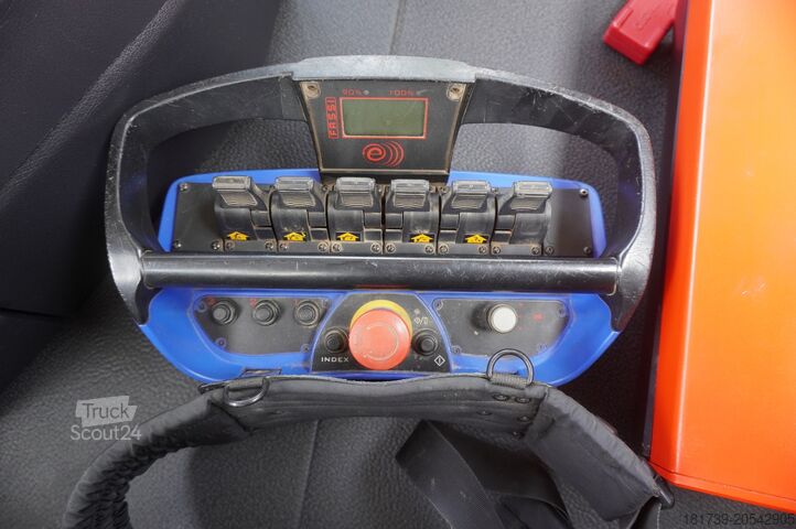 Brede zijde met HDS Mercedes-Benz Arocs 2633 flatbed truck / Crane FASSI