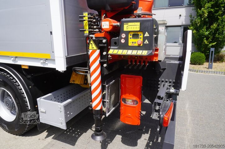 Brede zijde met HDS Mercedes-Benz Arocs 2633 flatbed truck / Crane FASSI
