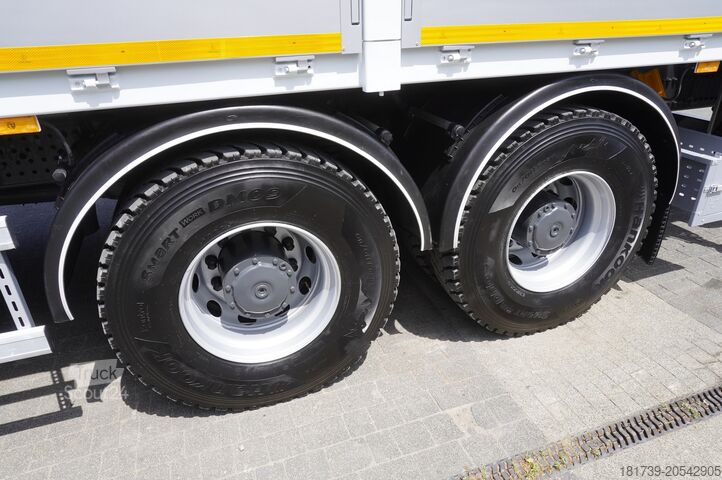 Brede zijde met HDS Mercedes-Benz Arocs 2633 flatbed truck / Crane FASSI