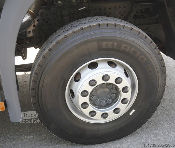 Brede zijde met HDS Mercedes-Benz Arocs 2633 flatbed truck / Crane FASSI