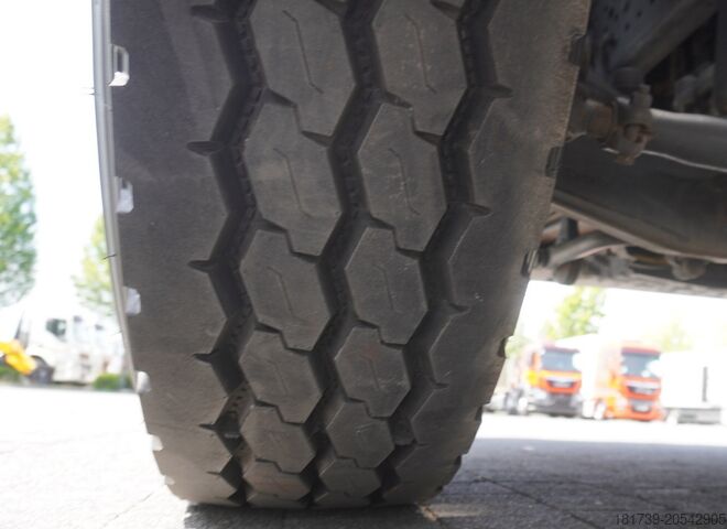 Brede zijde met HDS Mercedes-Benz Arocs 2633 flatbed truck / Crane FASSI