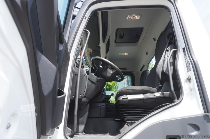 Brede zijde met HDS Mercedes-Benz Arocs 2633 flatbed truck / Crane FASSI