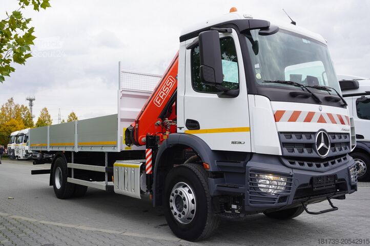 Bredsida med HDS Mercedes-Benz Arocs 1830 / Flatbed 16 EPAL / HDS Fassi