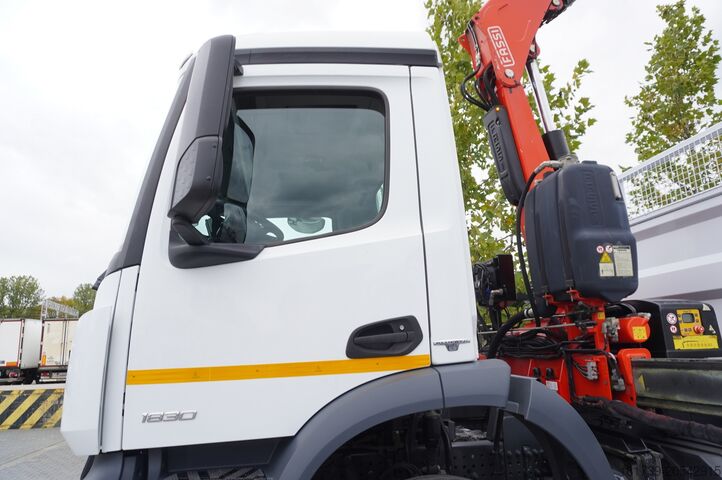 Bredsida med HDS Mercedes-Benz Arocs 1830 / Flatbed 16 EPAL / HDS Fassi