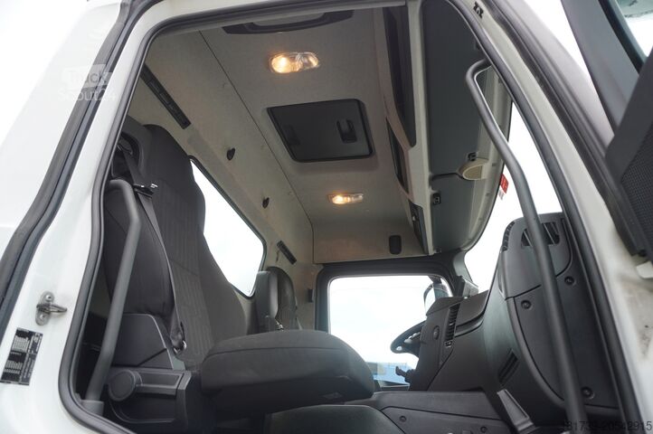 Bredsida med HDS Mercedes-Benz Arocs 1830 / Flatbed 16 EPAL / HDS Fassi