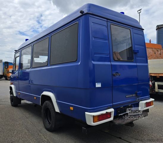Minibus MERCEDES-BENZ 711 D Vario 9-Sitzer PKW Zulassung