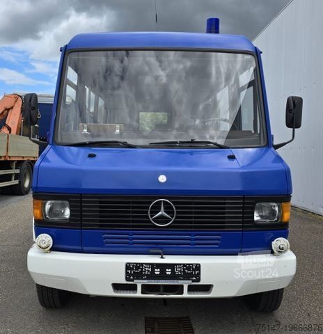 Minibus MERCEDES-BENZ 711 D Vario 9-Sitzer PKW Zulassung