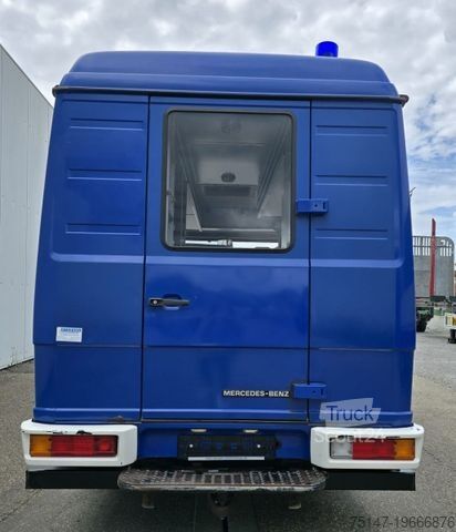 Minibus MERCEDES-BENZ 711 D Vario 9-Sitzer PKW Zulassung