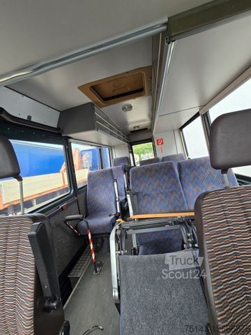 Minibus MERCEDES-BENZ 711 D Vario 9-Sitzer PKW Zulassung