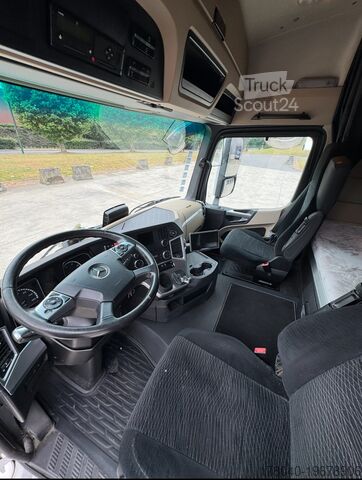 Standard-Traktor Mercedes-Benz Actros 1946