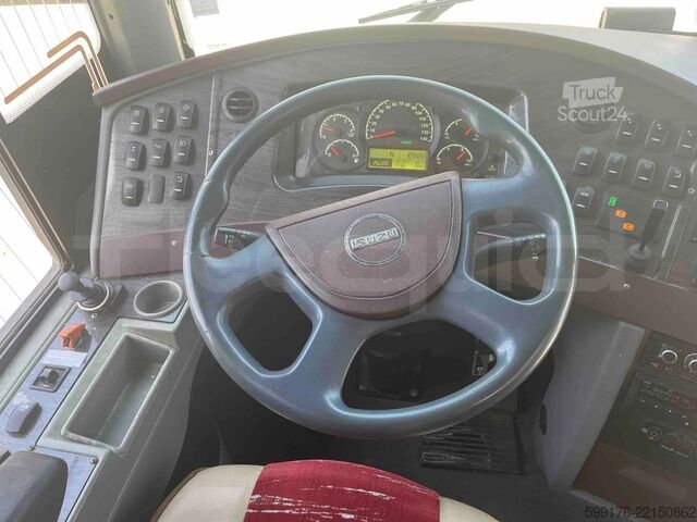 Autokar Isuzu Visigo