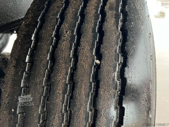 Box semitrailer SCHMITZ CARGOBULL SKO24 / Trockenkoffer / Koffer / Rolltor