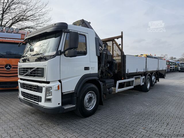Tovornjak s ploščadjo Volvo FM300 6X2*4 Maschinentransporter Kran Hiab 322