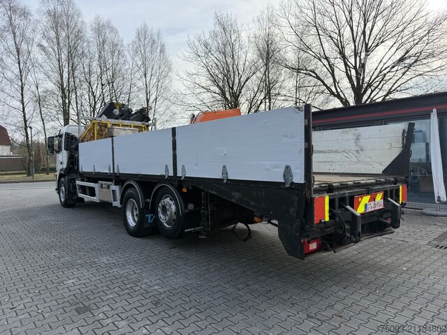 Tovornjak s ploščadjo Volvo FM300 6X2*4 Maschinentransporter Kran Hiab 322