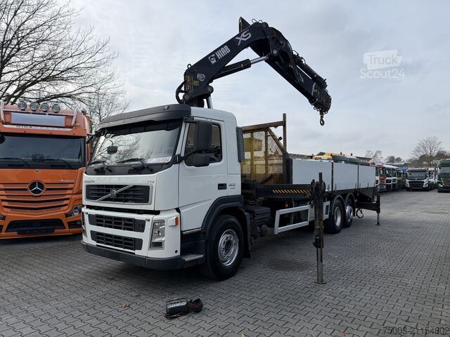 Tovornjak s ploščadjo Volvo FM300 6X2*4 Maschinentransporter Kran Hiab 322