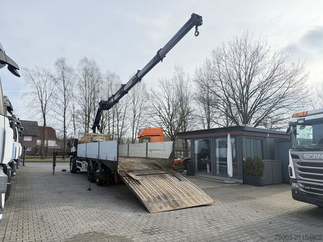 Tovornjak s ploščadjo Volvo FM300 6X2*4 Maschinentransporter Kran Hiab 322