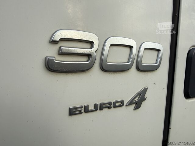 Tovornjak s ploščadjo Volvo FM300 6X2*4 Maschinentransporter Kran Hiab 322