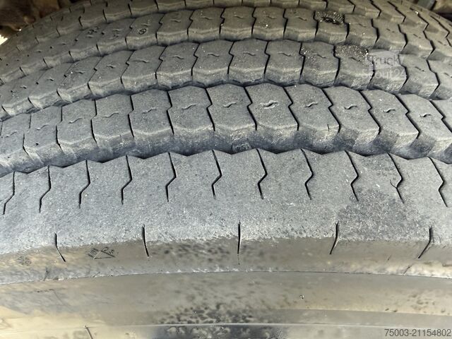 Tovornjak s ploščadjo Volvo FM300 6X2*4 Maschinentransporter Kran Hiab 322