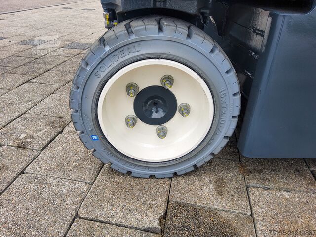 4-way forklift Combilift CBE 3000