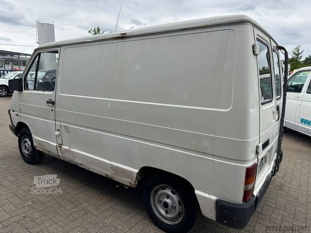 κλειστό βαν Renault Trafic **PETROL-ESSENCE-BENZINE**