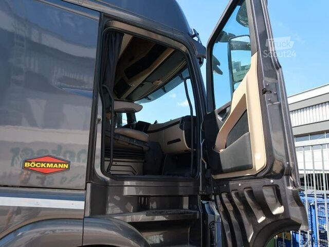 Kreaturvogn MERCEDES-BENZ Actros 25L Böckmann Horses Big Equipe L3.56.26