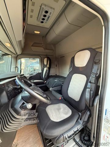 Lielapjoma vilcējs FORD F-MAX 500 in Voll- Ausstattung, MIETEN?