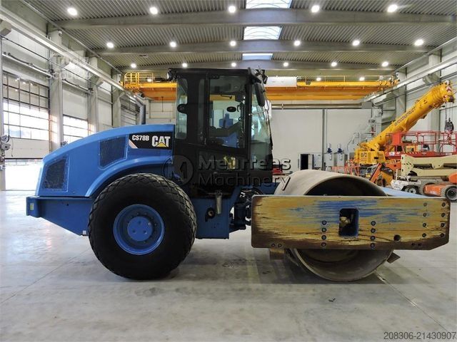 Tek tamburlu silindir CATERPILLAR CS78B