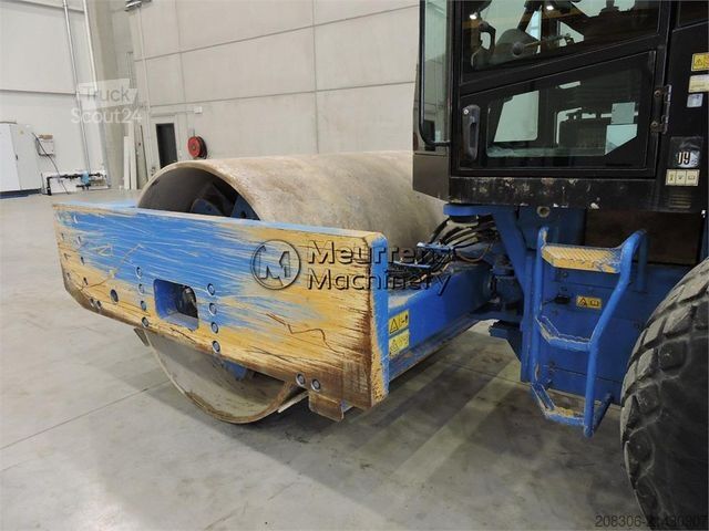 Tek tamburlu silindir CATERPILLAR CS78B