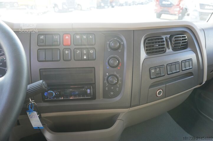 Container DAF LF 12.210 18-pallet container with tail