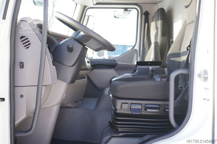 Container DAF LF 12.210 18-pallet container with tail