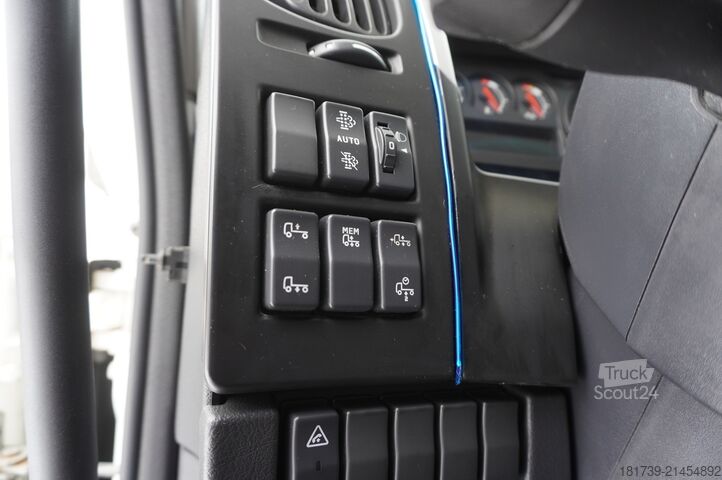 Container Renault D280 16T / Box truck 18 EPAL / Tail lift