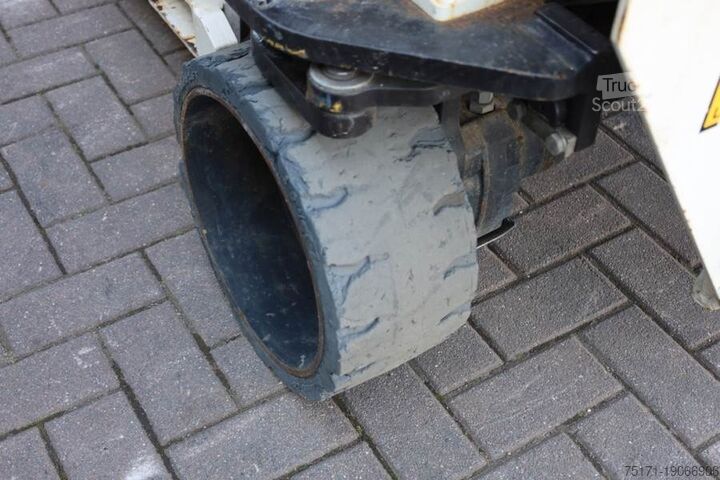 Ножичний підйомник Holland Lift Ecostar HL-11812 Electric, 14m Working Height, 300