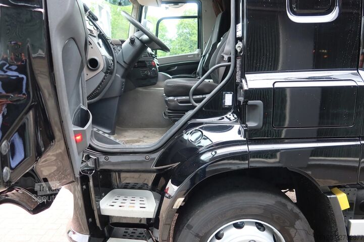 Resväska DAF CF 410 Bak +Dhollandia 2000 kg klep. Black Edition