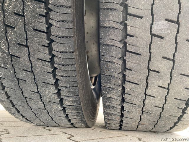 Box truck MERCEDES-BENZ Atego 1218 L I Möbelkoffer*Holz*3Sitze*Automatik