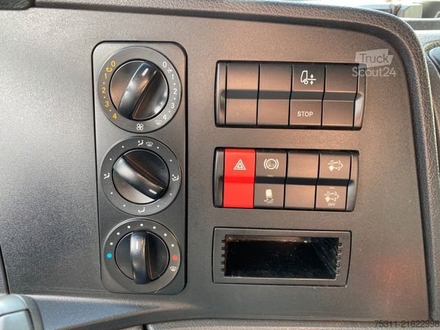 Box truck MERCEDES-BENZ Atego 1218 L I Möbelkoffer*Holz*3Sitze*Automatik