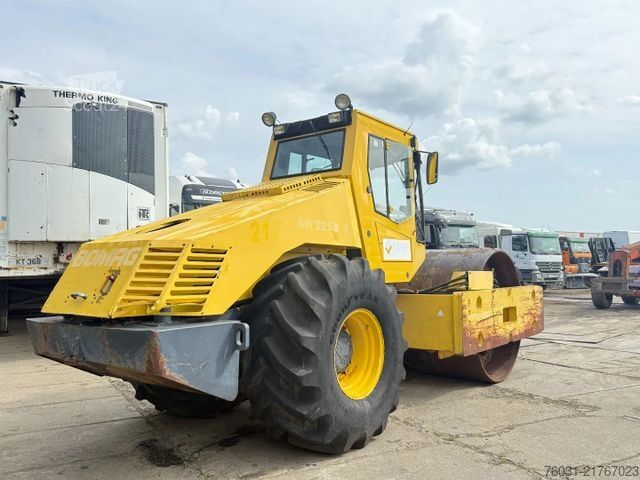 Walzenzug BOMAG BW225D-3 Roller with vibration *NO ENGINE*