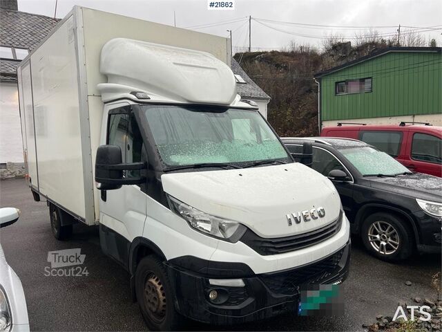 Aukšto stogo universalas Iveco Daily box van w/ lift
